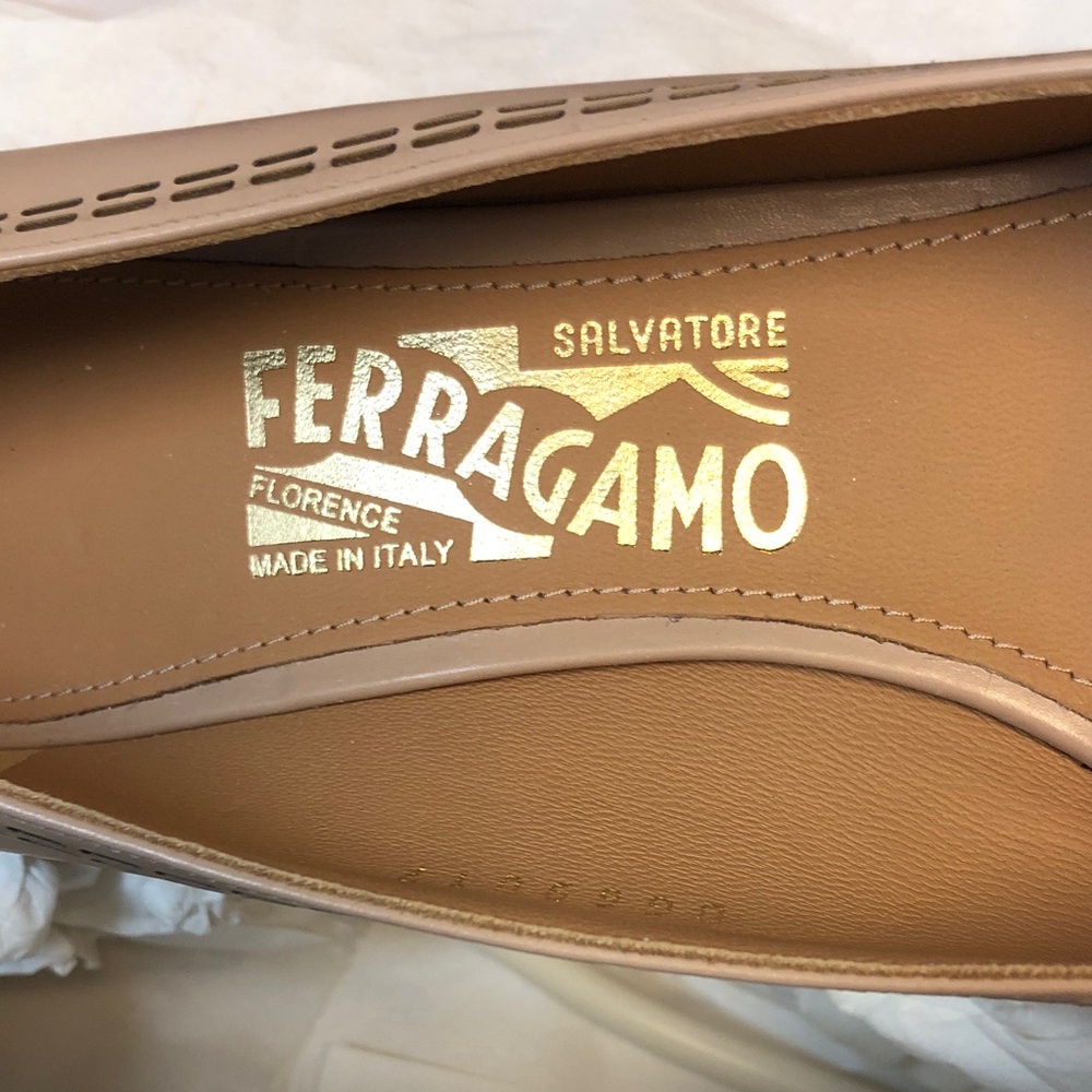 Salvatore Ferragamo Beige Leather Peep-Toe Pumps with Signature Bow Sz 7 D New - Picture 9 of 14